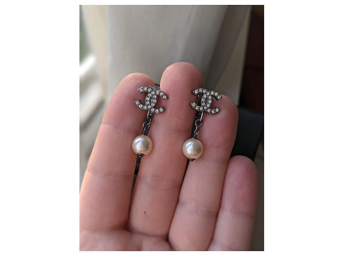 Chanel CC 16Ruthenium-Ohrclips mit Perlen Schwarz - Ansicht 3
