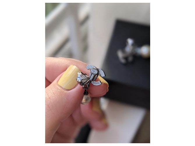 Chanel CC 16Ruthenium-Ohrclips mit Perlen Schwarz - Ansicht 4