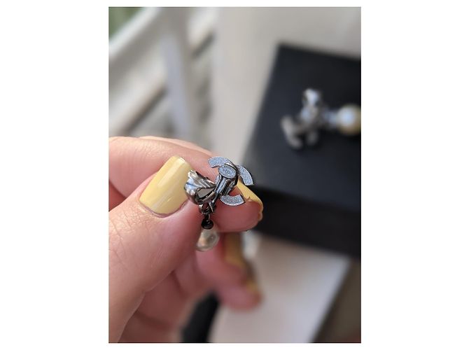 Chanel CC 16Ruthenium-Ohrclips mit Perlen Schwarz - Ansicht 5