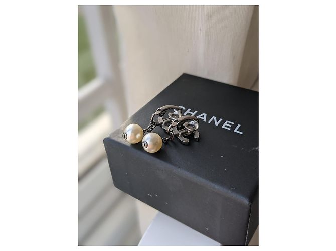 Chanel CC 16Ruthenium-Ohrclips mit Perlen Schwarz - Ansicht 6