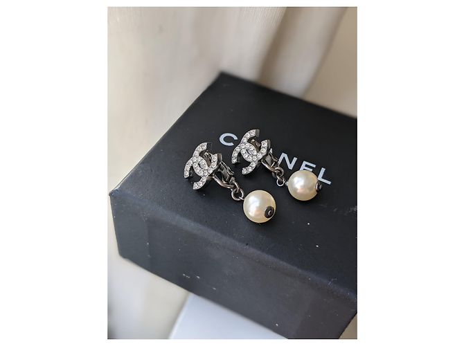 Chanel CC 16Ruthenium-Ohrclips mit Perlen Schwarz - Ansicht 8