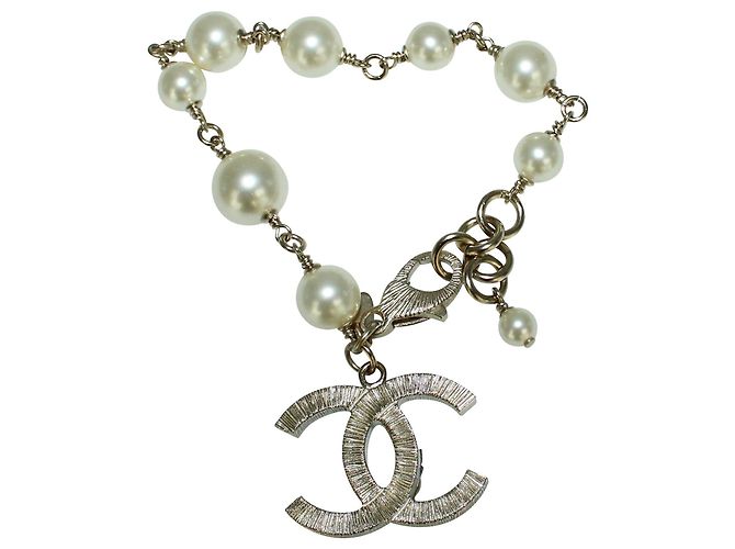 Timeless Chanel Pulseira clássica elegante de pérolas com "CC" Branco Cru - vista 2