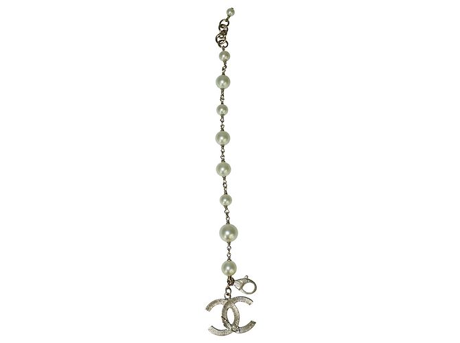 Timeless Chanel Pulseira clássica elegante de pérolas com "CC" Branco Cru - vista 3
