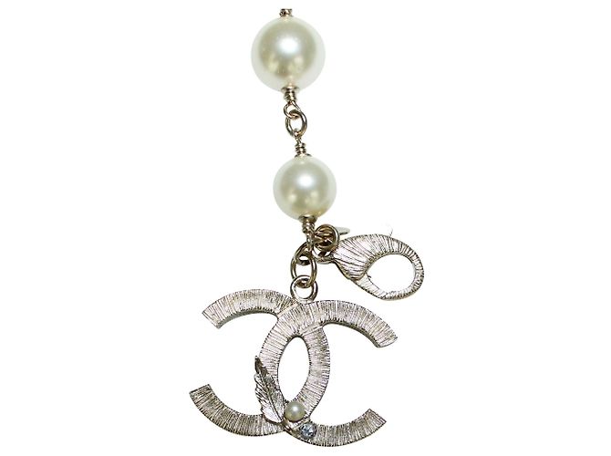Timeless Chanel Pulseira clássica elegante de pérolas com "CC" Branco Cru - vista 4
