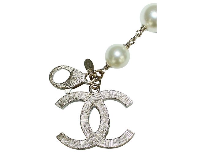 Timeless Chanel Pulseira clássica elegante de pérolas com "CC" Branco Cru - vista 5