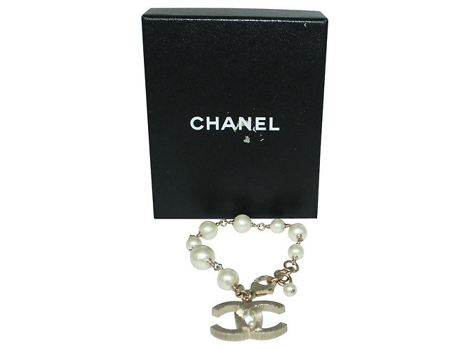 Timeless Chanel Pulseira clássica elegante de pérolas com "CC" Branco Cru - vista 7