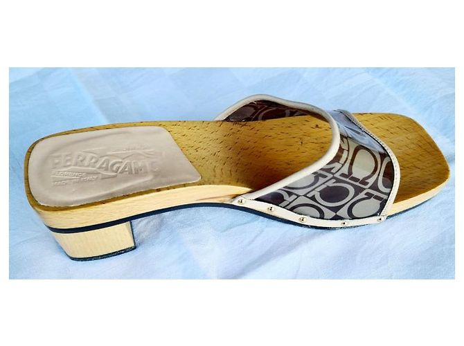 Salvatore Ferragamo Holzclogs Beige Monogramm - Ansicht 3