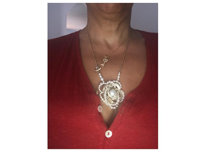 Colar Chanel Camélia de pérolas e strass cor eggshell Fora de branco - vista 2