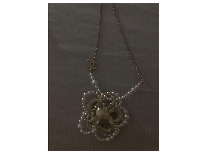 Colar Chanel Camélia de pérolas e strass cor eggshell Fora de branco - vista 3
