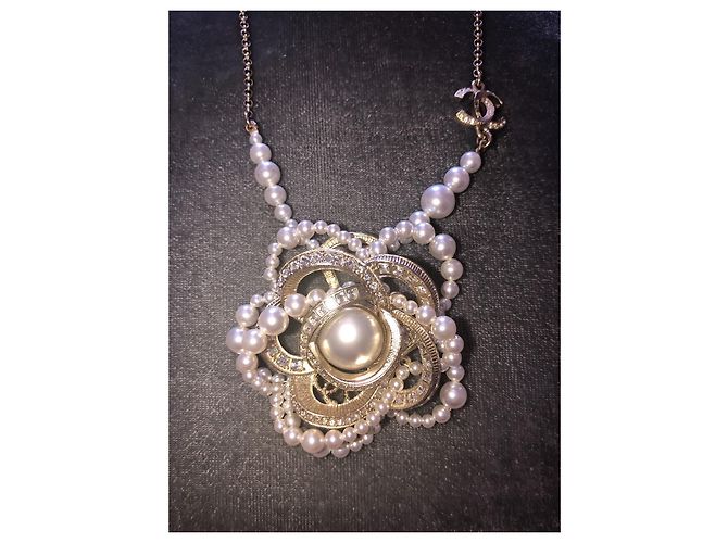 Colar Chanel Camélia de pérolas e strass cor eggshell Fora de branco - vista 6