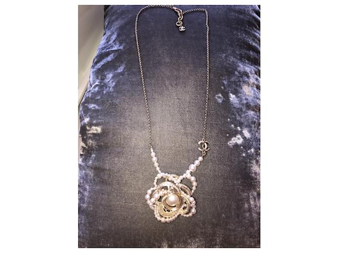 Colar Chanel Camélia de pérolas e strass cor eggshell Fora de branco - vista 7