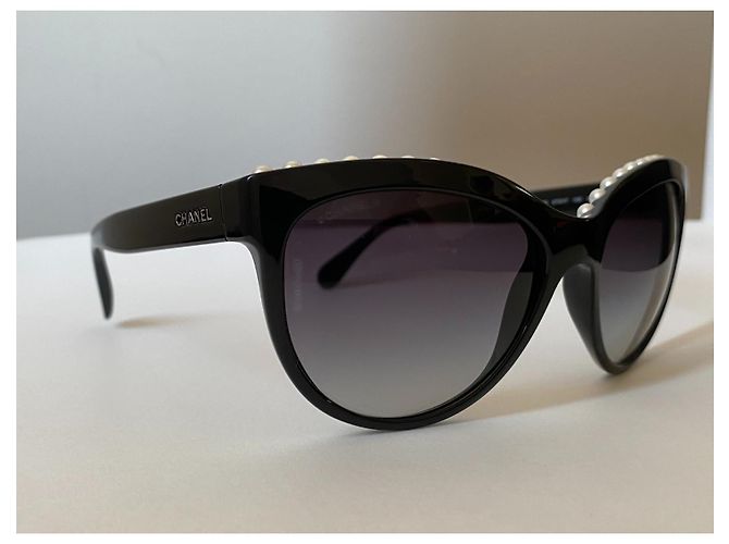 Occhiali da sole Cat-Eye con montatura in acetato nero CHANEL con perle coltivate. - vista 3