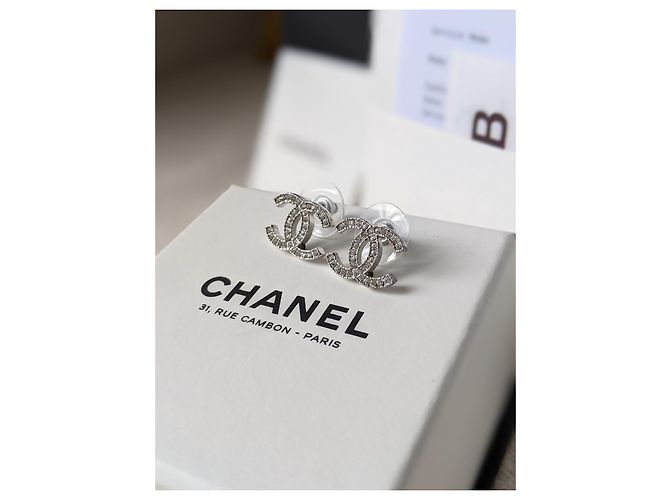 Chanel UN14Orecchini con logo SHW in cristallo Moscova V CC Silver hardware - vista 2
