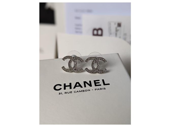 Chanel UN14Orecchini con logo SHW in cristallo Moscova V CC Silver hardware - vista 3