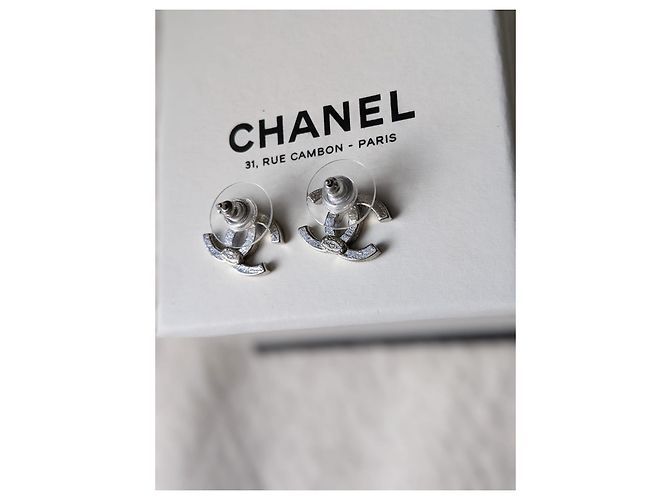 Chanel UN14Orecchini con logo SHW in cristallo Moscova V CC Silver hardware - vista 4