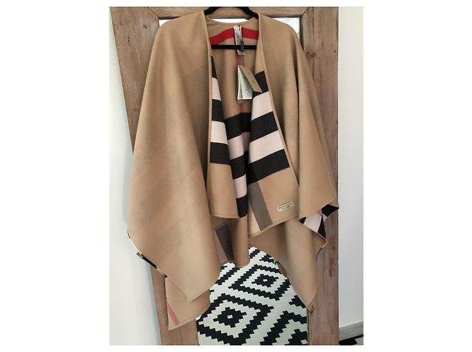 Neues wendbares Burberry Kamel-Poncho-Umhang mit Etiketten - Ansicht 4