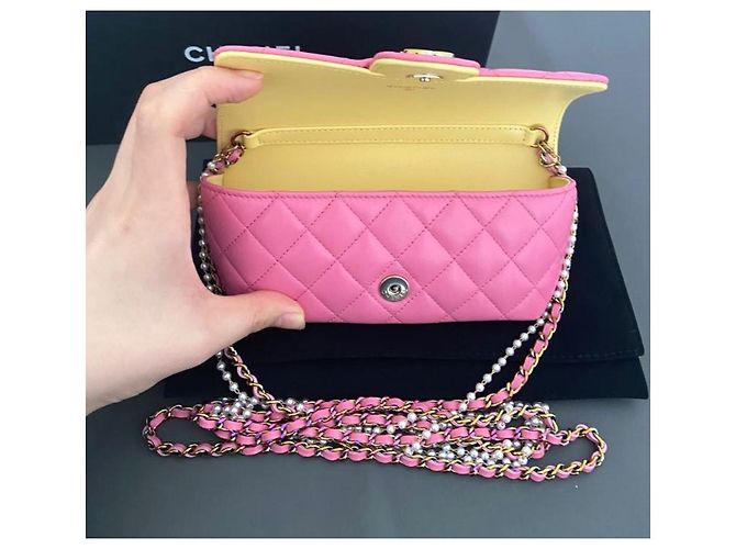 Borsa mini pochette Chanel in pelle di agnello rosa con perle e tracolla a catena - vista 2
