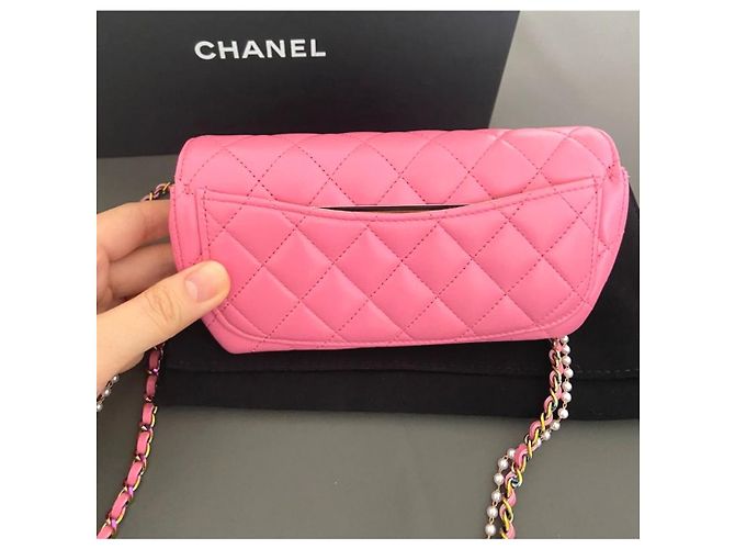 Borsa mini pochette Chanel in pelle di agnello rosa con perle e tracolla a catena - vista 3