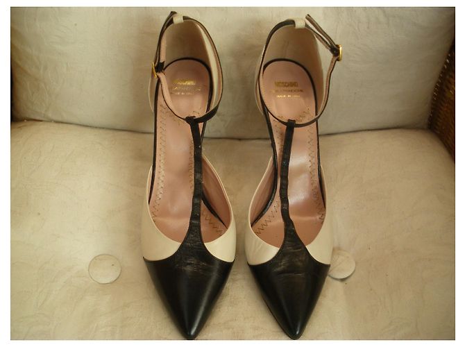 Sapatos de salto Moschino Cheap And Chic em couro preto bege - vista 2