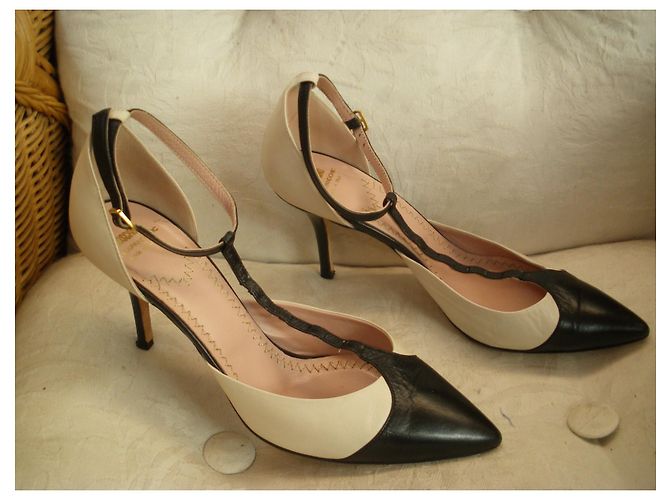 Sapatos de salto Moschino Cheap And Chic em couro preto bege - vista 3