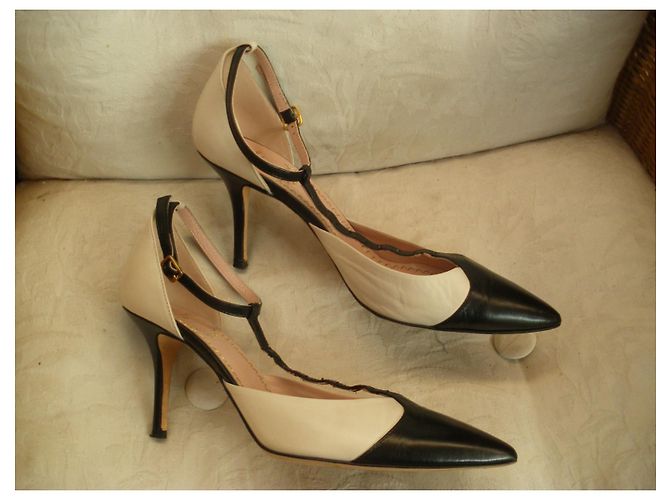 Sapatos de salto Moschino Cheap And Chic em couro preto bege - vista 5
