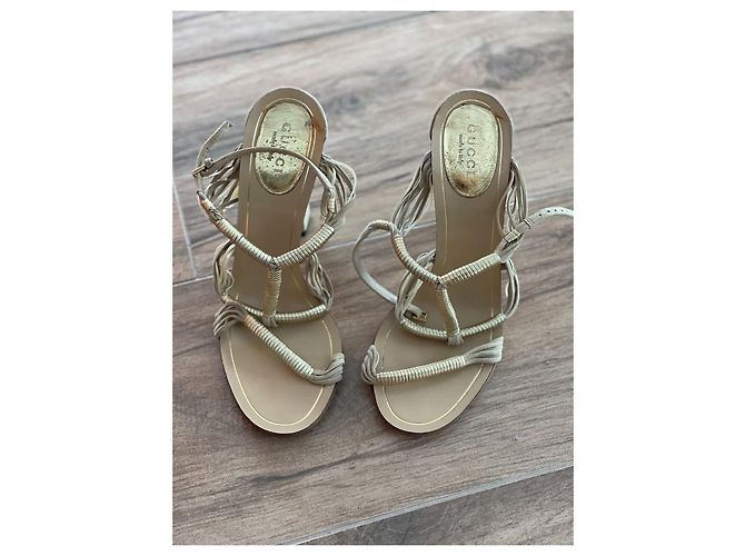 Sandali Gucci in camoscio beige D'oro - vista 2