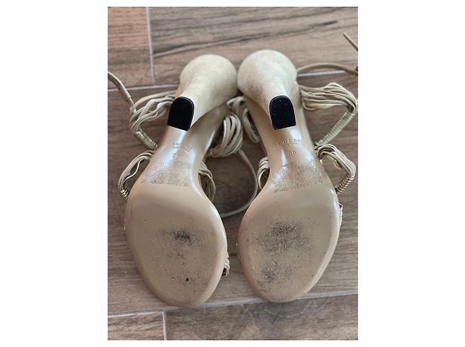 Sandali Gucci in camoscio beige D'oro - vista 3