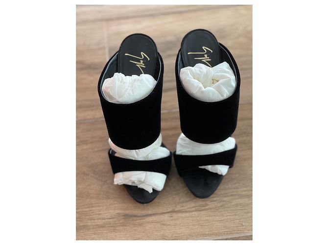 Sandali con tacco Giuseppe Zanotti Miles velluto nero - vista 2