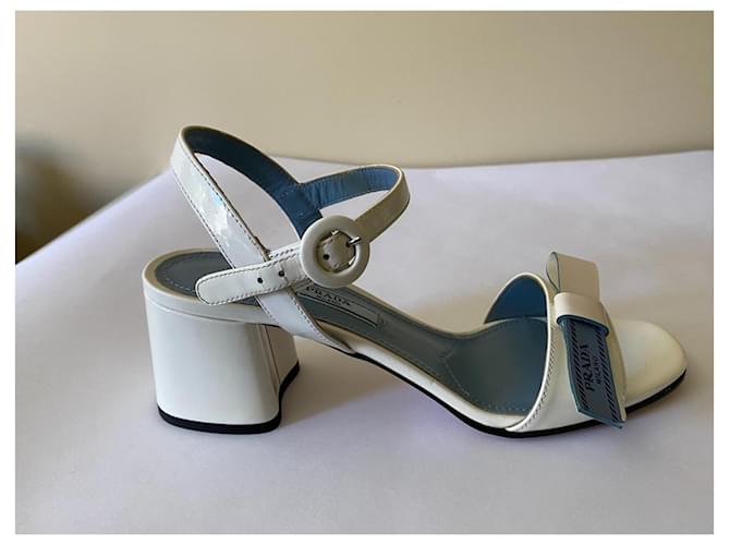 Sandali Prada in vernice bianca con fiocco celeste Bianco - vista 3