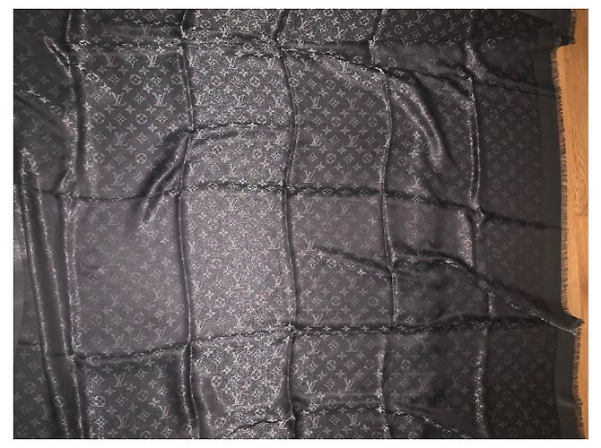 Louis Vuitton Chal Monograma Brillo Negro - vista 6