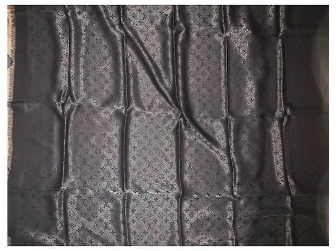 Louis Vuitton Chal Monograma Brillo Negro - vista 7
