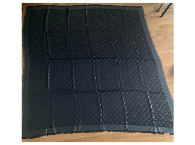 Louis Vuitton Chal Monograma Brillo Negro - vista 8
