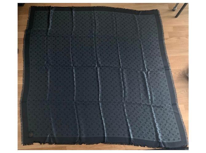 Louis Vuitton Chal Monograma Brillo Negro - vista 9
