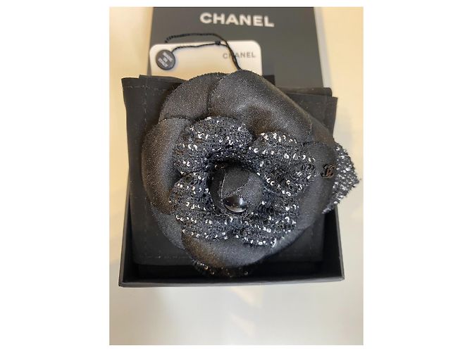 Spilla Chanel Camelia , Bianco e nero , neuf - vista 2