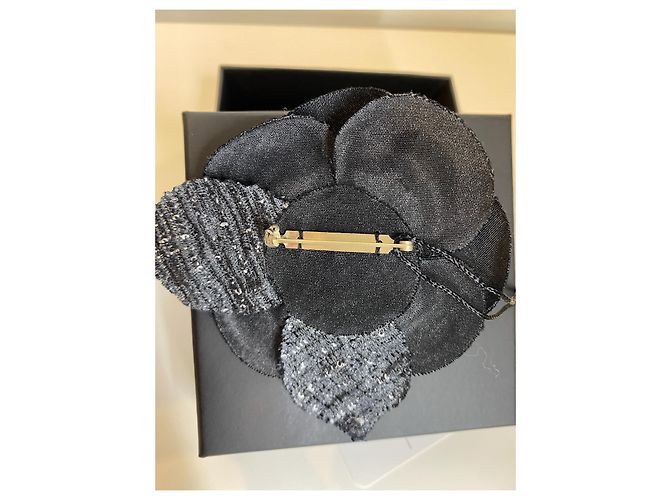 Spilla Chanel Camelia , Bianco e nero , neuf - vista 3
