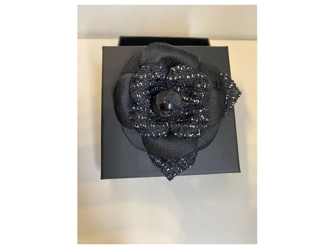 Spilla Chanel Camelia , Bianco e nero , neuf - vista 7