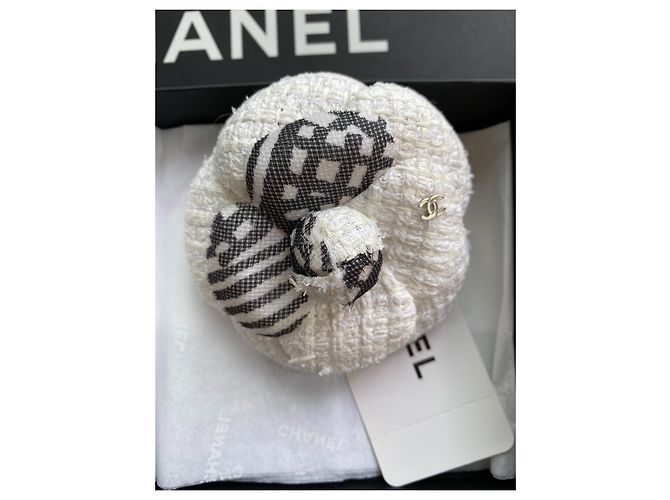 Spilla Chanel Camélia in tweed ( Nuova Condizione ) Nero Bianco sporco - vista 2