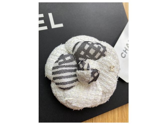 Spilla Chanel Camélia in tweed ( Nuova Condizione ) Nero Bianco sporco - vista 4