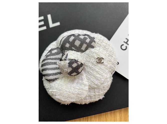 Spilla Chanel Camélia in tweed ( Nuova Condizione ) Nero Bianco sporco - vista 5