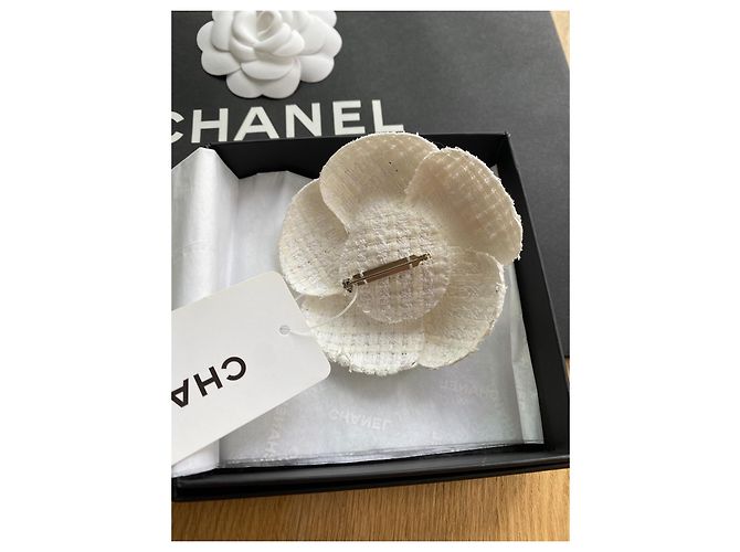 Spilla Chanel Camélia in tweed ( Nuova Condizione ) Nero Bianco sporco - vista 6
