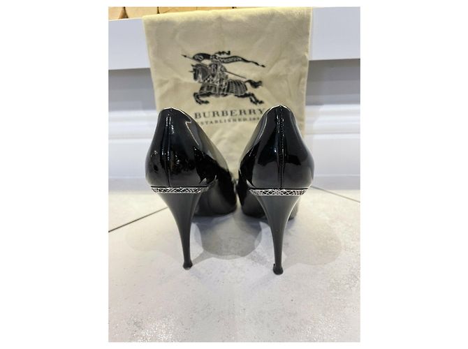 Décolleté Burberry in vernice nera con filigrana d'argento Nero - vista 6