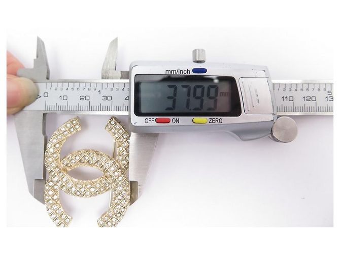 NEUES CHANEL LOGO CC & STRASS AB BROSCHE5207 IN GOLD METALL NEUE GOLDENE BROSCHE - Ansicht 11