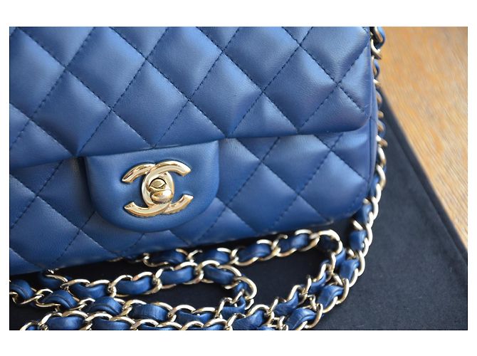 Mini borsa classica senza tempo Chanel Blu Blu scuro Gold hardware - vista 4