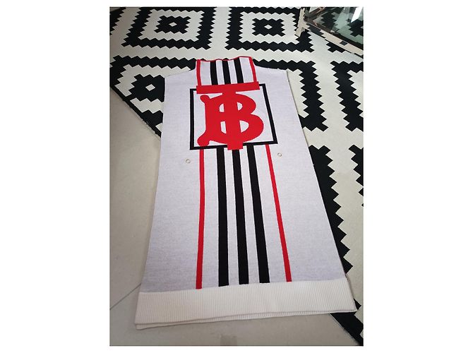 CAPA DE MUJER BURBERRY PONCHO CON BOTONES TB MONOGRAMA Gris - vista 2