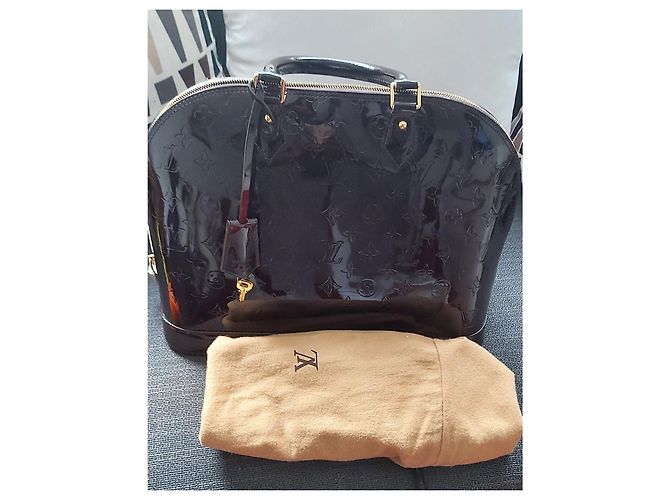 Louis Vuitton Borsa Alma Aubergine Vernice D'oro Viola scuro - vista 16