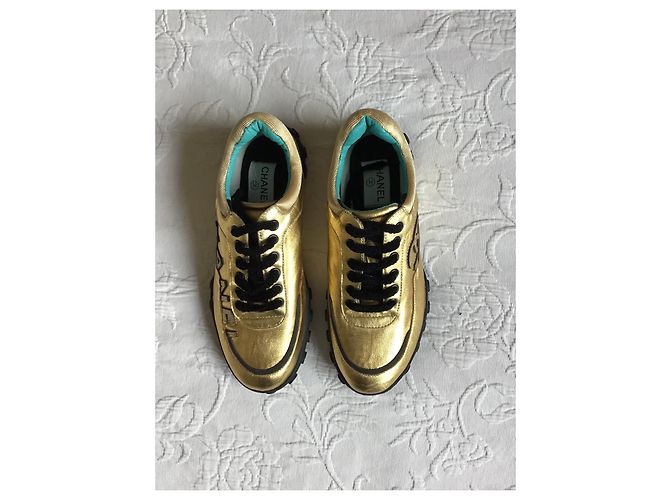 Nuove sneakers Chanel D'oro - vista 2