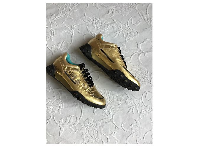 Nuove sneakers Chanel D'oro - vista 3