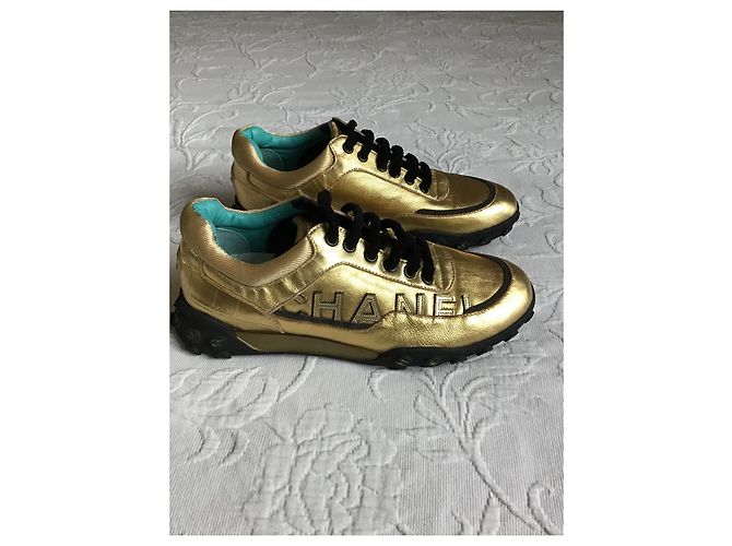 Nuove sneakers Chanel D'oro - vista 4