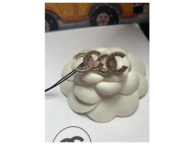 Orecchini con cristalli logo Chanel CC color oro Gold hardware - vista 2