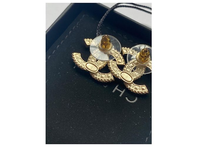 Orecchini con cristalli logo Chanel CC color oro Gold hardware - vista 3